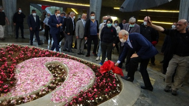 Kılıçdaroğlu, 9. Cumhurbaşkanı Demirelin anıt mezarına çiçek bırakıp dua etti