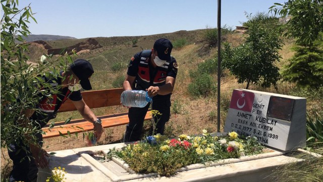 Kırıkkalede jandarma şehit mezarlarının bakımını yaptı