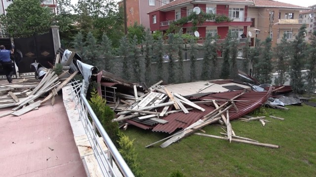 Kırıkkalede toz fırtınası etkili oldu: Çatılar uçtu, ağaçlar kökünden söküldü