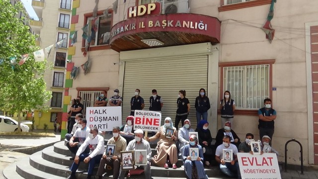 Kısıtlama bitti, aileler HDP önündeki çadırda eylemlerine devam etti