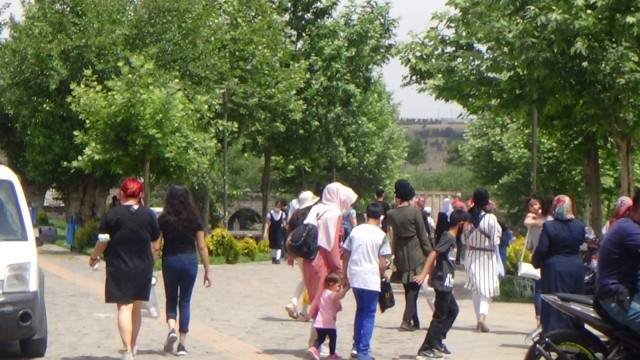 Kısıtlama bitti, Diyarbakırda vatandaşlar tarihi mekanları doldurdu