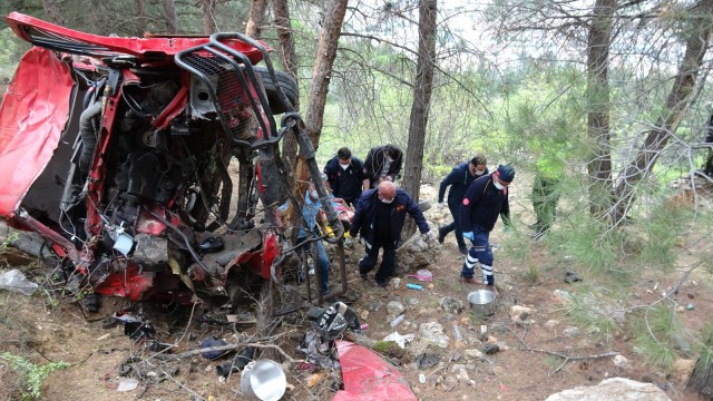 Kız arkadaşı ile tartıştı, minibüsü uçuruma sürdü