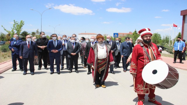 KMÜnün kuruluşunun 14. Yılı Mehter Yürüyüşü ve Türkçe Fermanının okunmasıyla başladı