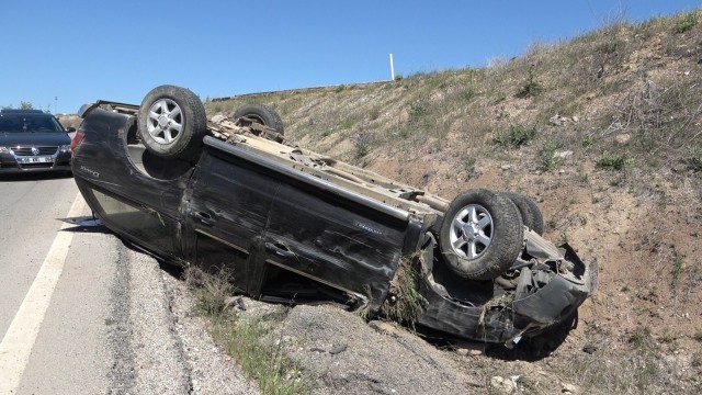 Kontrolden çıkan cip şarampole ters devrildi: 2 yaralı