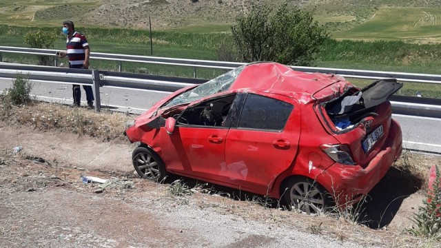 Kontrolden çıkan otomobil demir bariyerlere çarptı: 3 yaralı