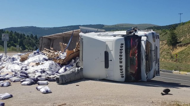 Kontrolden çıkan tır devrildi: 2 yaralı