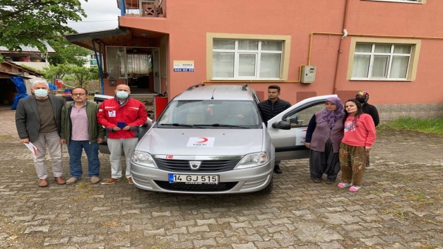 Korona virüsten ölen babasının vasiyetiyle aracını bağışladı