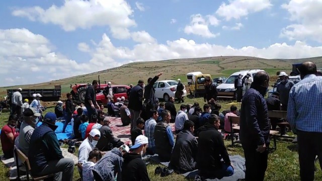 Kuraklığın yaşandığı Bayburtta köy sakinleri yağmur duasına çıktı