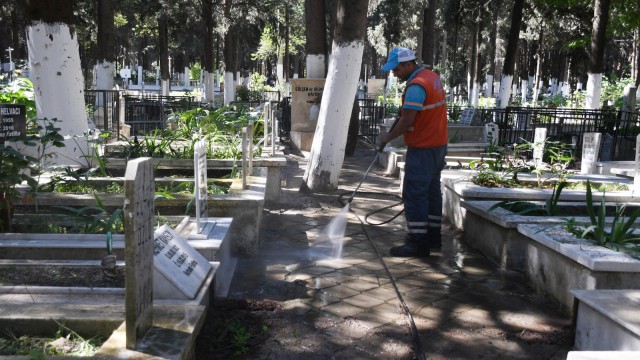 Kuşadası Belediyesi mezarlıkları çiçeklerle donattı