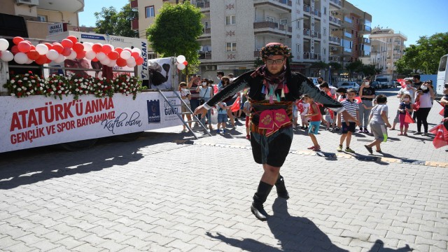 Kuşadasını bayram coşkusu sardı