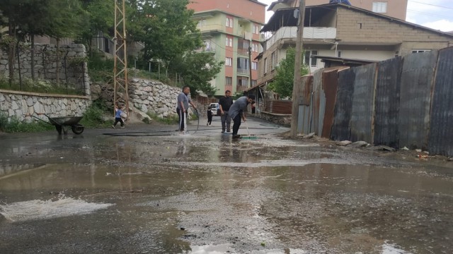 Mahalle halkı eline hortum alıp cadde ve sokakları yıkadı