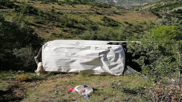 Malatyada minibüs şarampole yuvarlandı: 2 yaralı