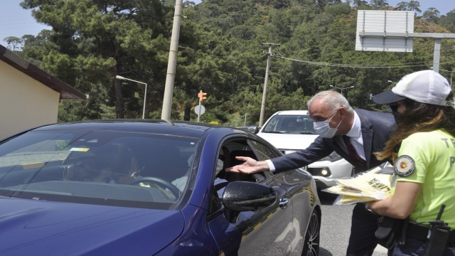 Marmaris Trafik haftasında denetim yapıldı, hediyeler verildi