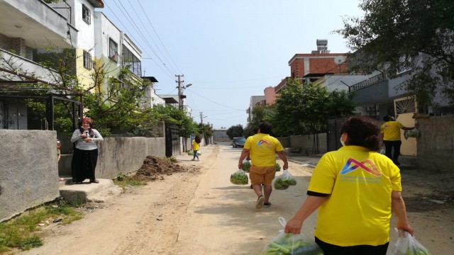 Mersin Büyükşehir Belediyesi, 2 günde 90 ton sebze dağıttı