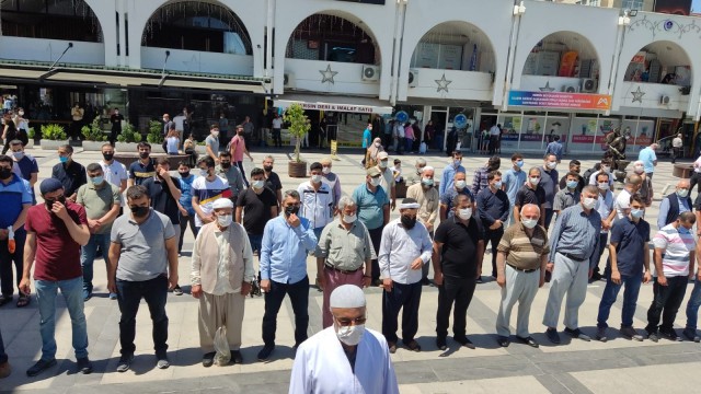 Mersinde Filistinde hayatını kaybedenler için gıyabi cenaze namazı kılındı