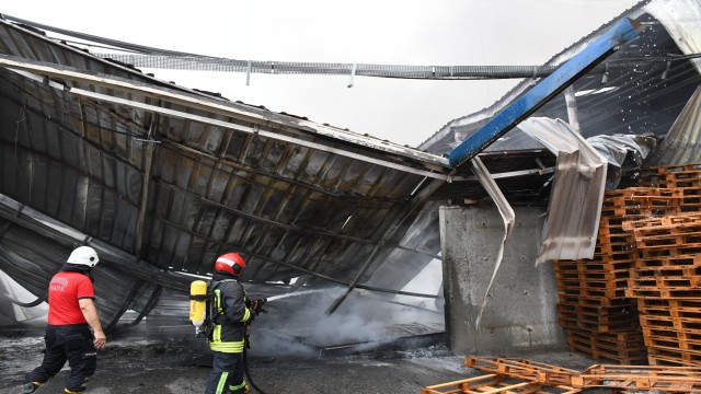 Mersinde madeni yağ fabrikasında çıkan yangın kontrol altına alındı