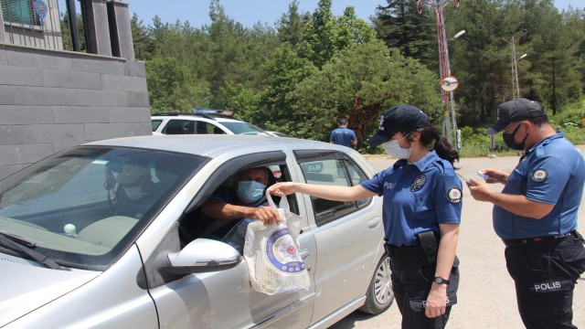 Mersinde uygulamada durdurulan sürücülere hijyen seti hediye edildi