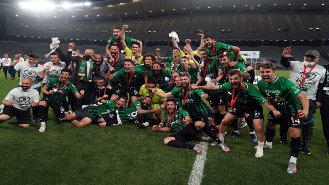 Misli.com 2. Lig play-off şampiyonu Kocaelispor, kupasını aldı