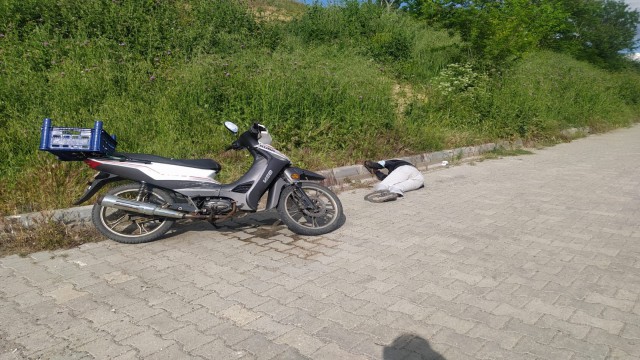 Motosikletin yanında yerde yatan şahıs ekipleri harekete geçirdi