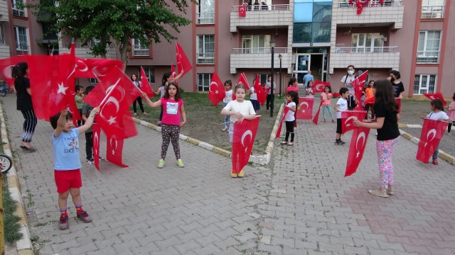 Muşta 19 Mayıs balkonlardan kutlandı