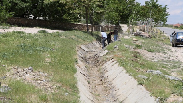 Niğde Belediyesinden Sulama Kanalı Temizliği