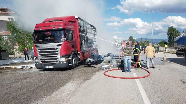 Osmancıkta tekstil ürünü taşıyan tır yandı