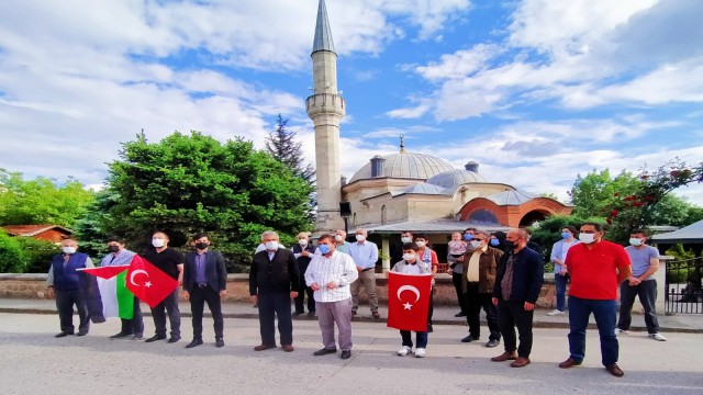 Osmanlının en büyük hadis medresesinin önünden İsraile seslendiler