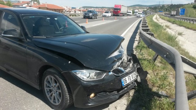 Otomobil bariyerlere çarptı; 4 yaralı