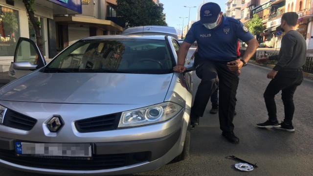 Otomobilinin lastiği patlayan sürücünün imdadına polis ekipleri yetişti