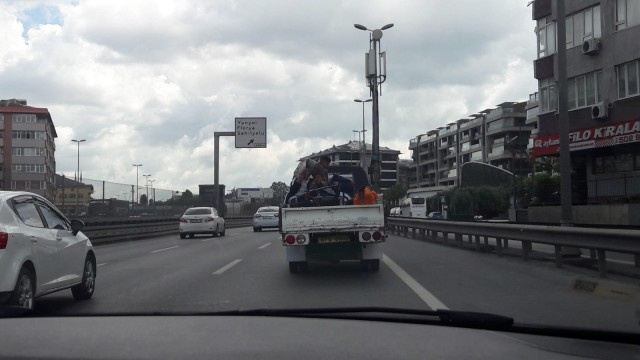 (Özel) E-5te çocukların kamyonet kasasında tehlikeli yolcuğu kamerada