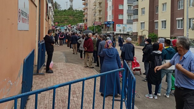 Pazarda yoğunluk yaşanınca vatandaşlar içeri 20şerli gruplar halinde alındı