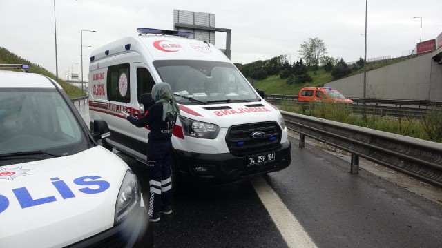 Pendik TEM Otoyolundan otomobil tıra çarptı: 2 yaralı