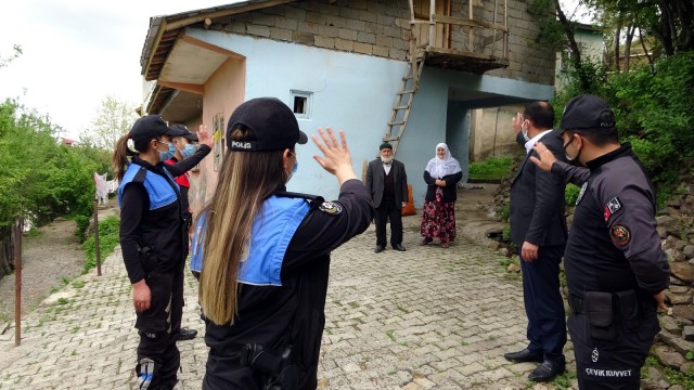 Polis ekipleri tam kapanma döneminde kapı kapı vatandaşın ihtiyacına koşuyor