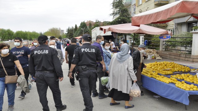 Polis ekiplerinden semt pazarında denetim