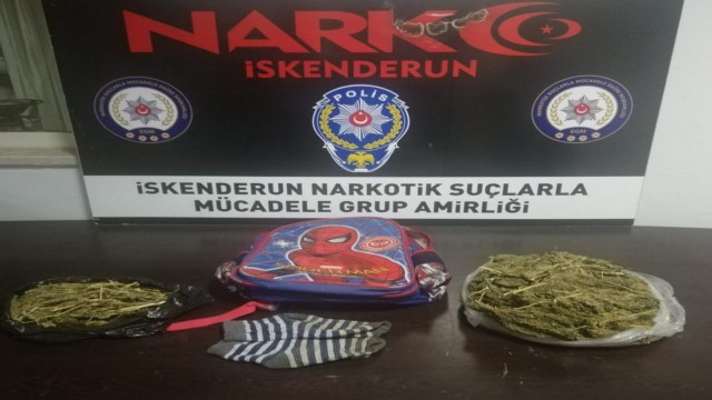 Polisi fark eden şahsın attığı okul çantasından 617 gram esrar çıktı