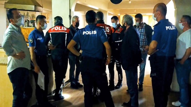 Polisi gören şoke oldu, 17 kişiye ceza