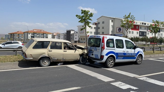 Sahte plakalı araçla kaçan sürücü polis aracına çarptı: 1i polis 4 yaralı