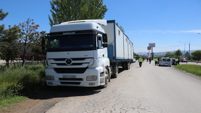 Sahte plakalı tır uygulama noktasında yakalandı