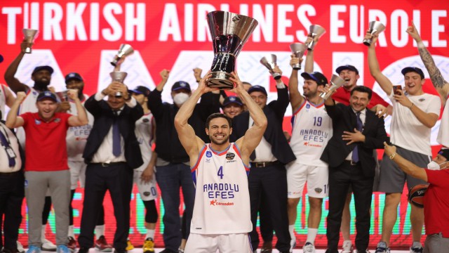 Şampiyon Anadolu Efes kupasını aldı