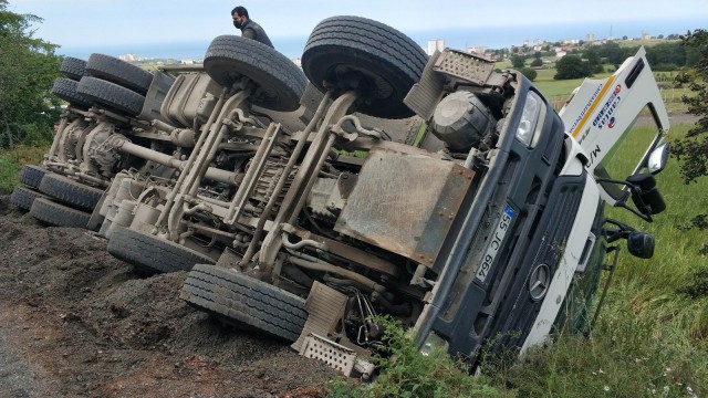 Samsunda çöken yolda beton mikseri devrildi: 1 yaralı