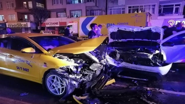 Şehir merkezinde 4 araçlı zincirleme kaza: 2 yaralı