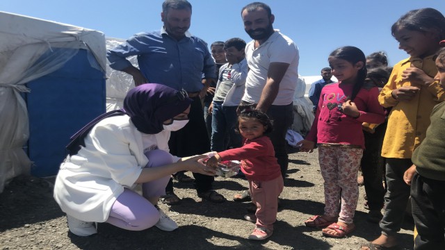 Şehit yakınlarından tarım işçilerinin çocuklarına bayramlık