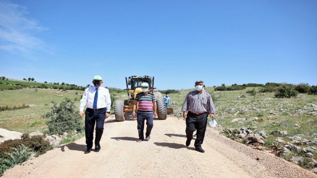 Şehitkamilde arazi yolu mıcırlama çalışması sürüyor