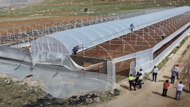 Seraları zarar gören çiftçiye sera naylonu yardımı