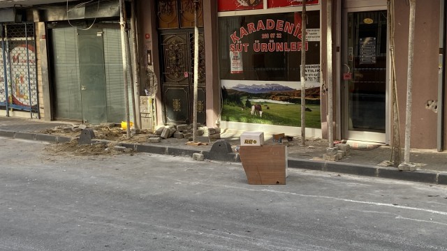 Şişlide çökme riskine karşı boşaltılan binanın ön kısmı demirler ile desteklendi