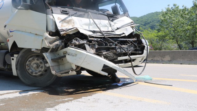 Sıvı azot yüklü tanker kamyona çarptı, sürücü sıkıştı