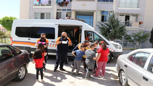 Sokaktaki çocuklar şekerleri verilip maskeleri takıldıktan sonra evlerine gönderildi