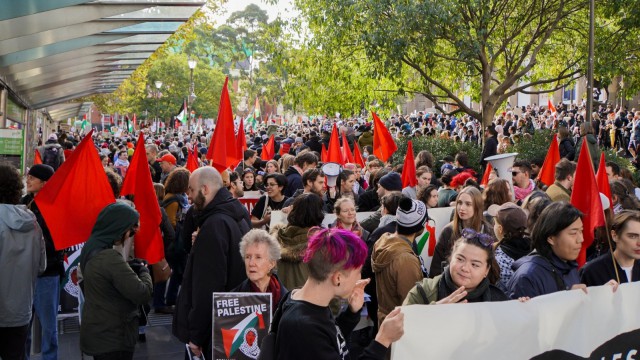 Sydney ve Melbourneda binlerce kişi Filistinliler için toplandı