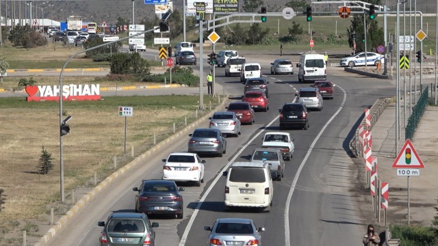 Tam kapanmanın ardından 43 ilin geçiş noktasında trafik yoğunluğu