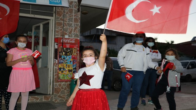 Taşovada dev Türk bayrağı ve Atatürk posteri ile 19 Mayıs kutlaması